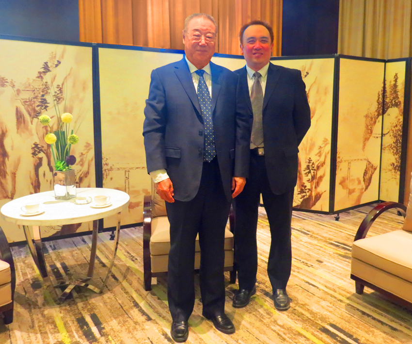 與中國機械工業(yè)聯(lián)合會會長、黨委書記王瑞祥合影.jpg
